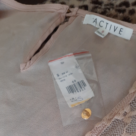 Sleeveless shirt that I never wears. - Picture 3 of 3